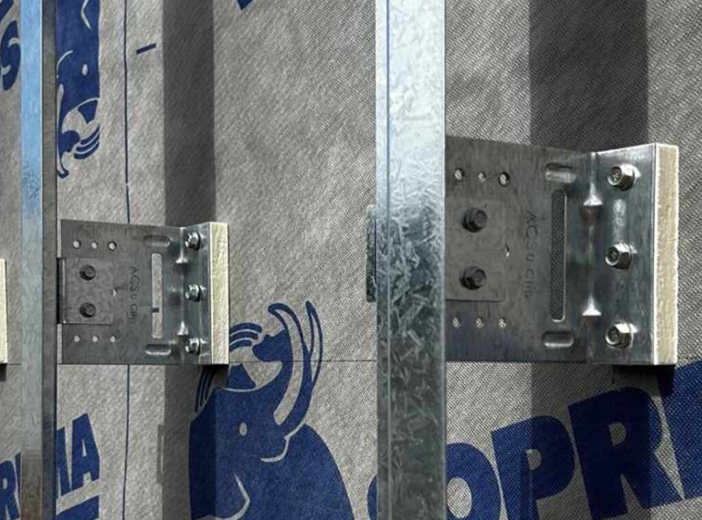 Commercial wall with thermal clips